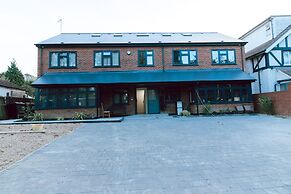 Remarkable, Penthouse - 3-bed Apartment in Purley