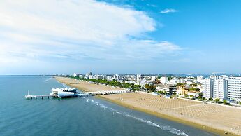 Colourful Modern Flat in Lignano-beahost