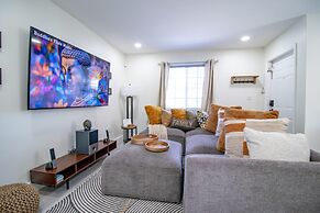 Good Vibes Oasis- Cozy Townhome With Parking