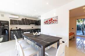 Modern Villa With Jacuzzi Close to the Beach