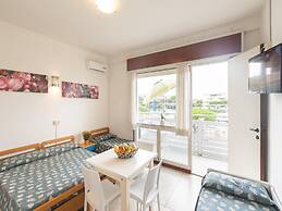 Cozy Studio Apartment With sea View - Beahost