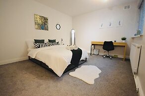 Remarkable 3-bed Ground Floor Apartment - Coventry