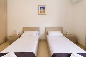 Villa Swieqi with shared room nb1