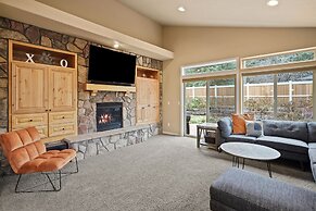 Sunny Days 30 Day Minimum 4 Bedroom Home by RedAwning