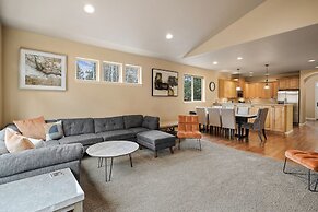 Sunny Days 30 Day Minimum 4 Bedroom Home by RedAwning