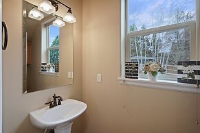 Sunny Days 30 Day Minimum 4 Bedroom Home by RedAwning