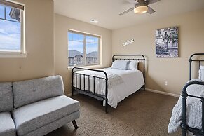 Sunny Days 30 Day Minimum 4 Bedroom Home by RedAwning