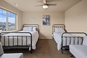 Sunny Days 30 Day Minimum 4 Bedroom Home by RedAwning