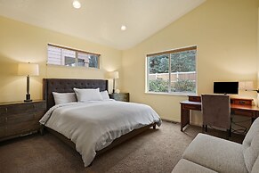 Sunny Days 30 Day Minimum 4 Bedroom Home by RedAwning