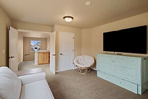 Sunny Days 30 Day Minimum 4 Bedroom Home by RedAwning