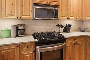 Sunny Days 30 Day Minimum 4 Bedroom Home by RedAwning