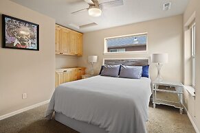 Sunny Days 30 Day Minimum 4 Bedroom Home by RedAwning