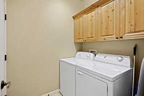 Sunny Days 30 Day Minimum 4 Bedroom Home by RedAwning