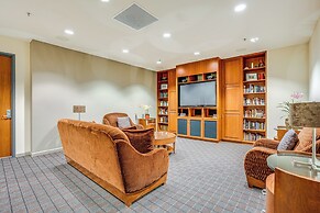 Luxe Condo w/ Private Patio & Perks in Emeryville!