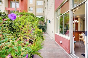 Luxe Condo w/ Private Patio & Perks in Emeryville!