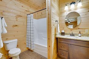 Rustic Laurelville Cabin w/ Private Hot Tub!