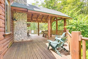 Rustic Laurelville Cabin w/ Hot Tub & Sauna!