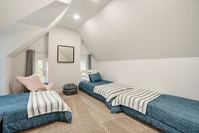 Family-friendly Hatfield Home: 3 Mi to Downtown!