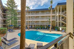 Hilton Head Island Condo: Steps to Beach!