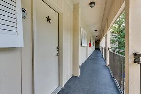 Hilton Head Island Condo: Steps to Beach!