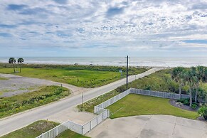 Steps to Beach: Vibrant House in Galveston!