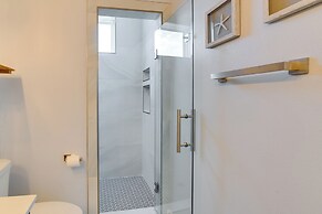 Steps to Beach: Vibrant House in Galveston!