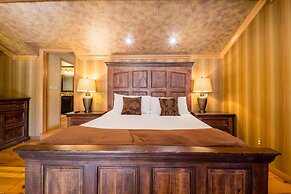 Water's Edge Estate by Avantstay Large Lakefront Cabin w/ Dock and Hot