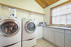 Water's Edge Estate by Avantstay Large Lakefront Cabin w/ Dock and Hot