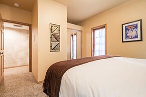 Water's Edge Estate by Avantstay Large Lakefront Cabin w/ Dock and Hot