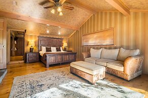 Water's Edge Estate by Avantstay Large Lakefront Cabin w/ Dock and Hot