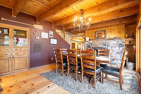 Water's Edge Estate by Avantstay Large Lakefront Cabin w/ Dock and Hot