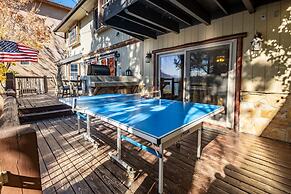 Water's Edge Estate by Avantstay Large Lakefront Cabin w/ Dock and Hot