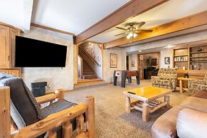 Water's Edge Estate by Avantstay Large Lakefront Cabin w/ Dock and Hot