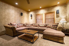 Water's Edge Estate by Avantstay Large Lakefront Cabin w/ Dock and Hot