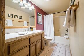 Water's Edge Estate by Avantstay Large Lakefront Cabin w/ Dock and Hot