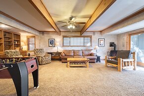 Water's Edge Estate by Avantstay Large Lakefront Cabin w/ Dock and Hot