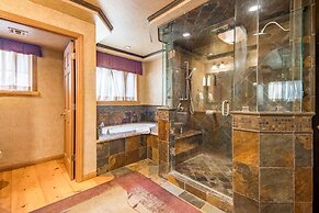 Water's Edge Estate by Avantstay Large Lakefront Cabin w/ Dock and Hot