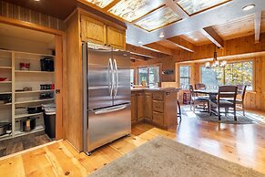 Water's Edge Estate by Avantstay Large Lakefront Cabin w/ Dock and Hot