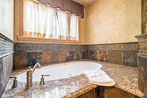 Water's Edge Estate by Avantstay Large Lakefront Cabin w/ Dock and Hot