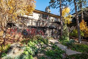 Water's Edge Estate by Avantstay Large Lakefront Cabin w/ Dock and Hot