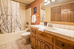 Water's Edge Estate by Avantstay Large Lakefront Cabin w/ Dock and Hot