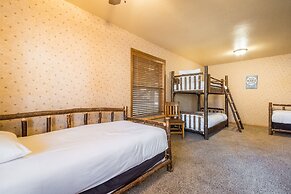 Water's Edge Estate by Avantstay Large Lakefront Cabin w/ Dock and Hot