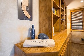 Water's Edge Estate by Avantstay Large Lakefront Cabin w/ Dock and Hot