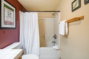 Water's Edge Estate by Avantstay Large Lakefront Cabin w/ Dock and Hot