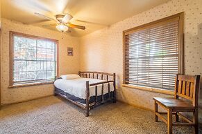 Water's Edge Estate by Avantstay Large Lakefront Cabin w/ Dock and Hot