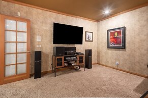 Water's Edge Estate by Avantstay Large Lakefront Cabin w/ Dock and Hot