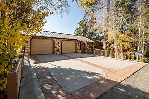 Water's Edge Estate by Avantstay Large Lakefront Cabin w/ Dock and Hot