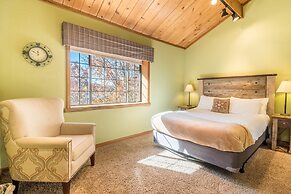 Water's Edge Estate by Avantstay Large Lakefront Cabin w/ Dock and Hot