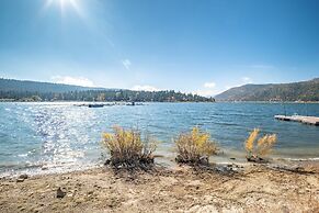 Water's Edge Estate by Avantstay Large Lakefront Cabin w/ Dock and Hot