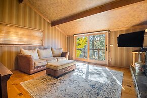 Water's Edge Estate by Avantstay Large Lakefront Cabin w/ Dock and Hot